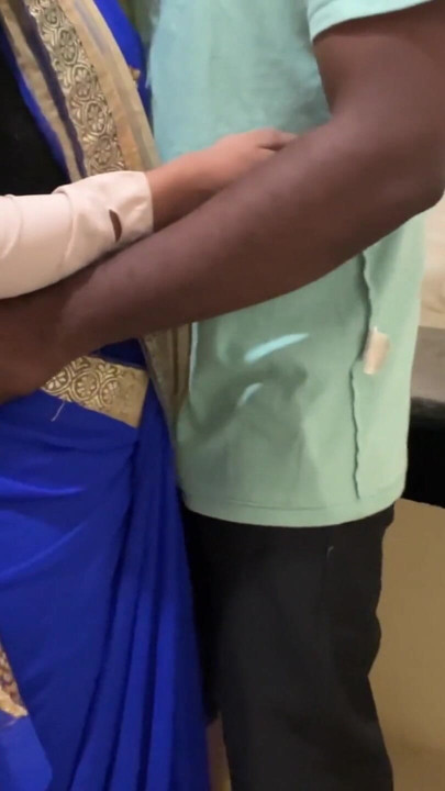 Gadis Tamil sahabat dengan sahabat di dapur dan kepergok | Klip 1