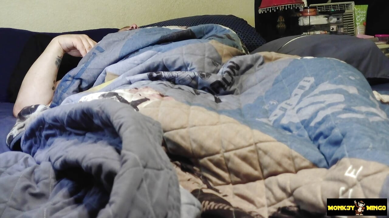 Bărbat Furry Monk3yMing0 masturbându-se în pat cu picioarele larg desfăcute