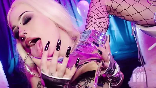 Wir kommen in frieden - Luna Luxxx & maya romero