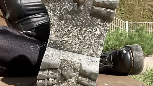 мой д-р Мартенс нуждается в особом внимании со стороны моей рабыни сегодня..