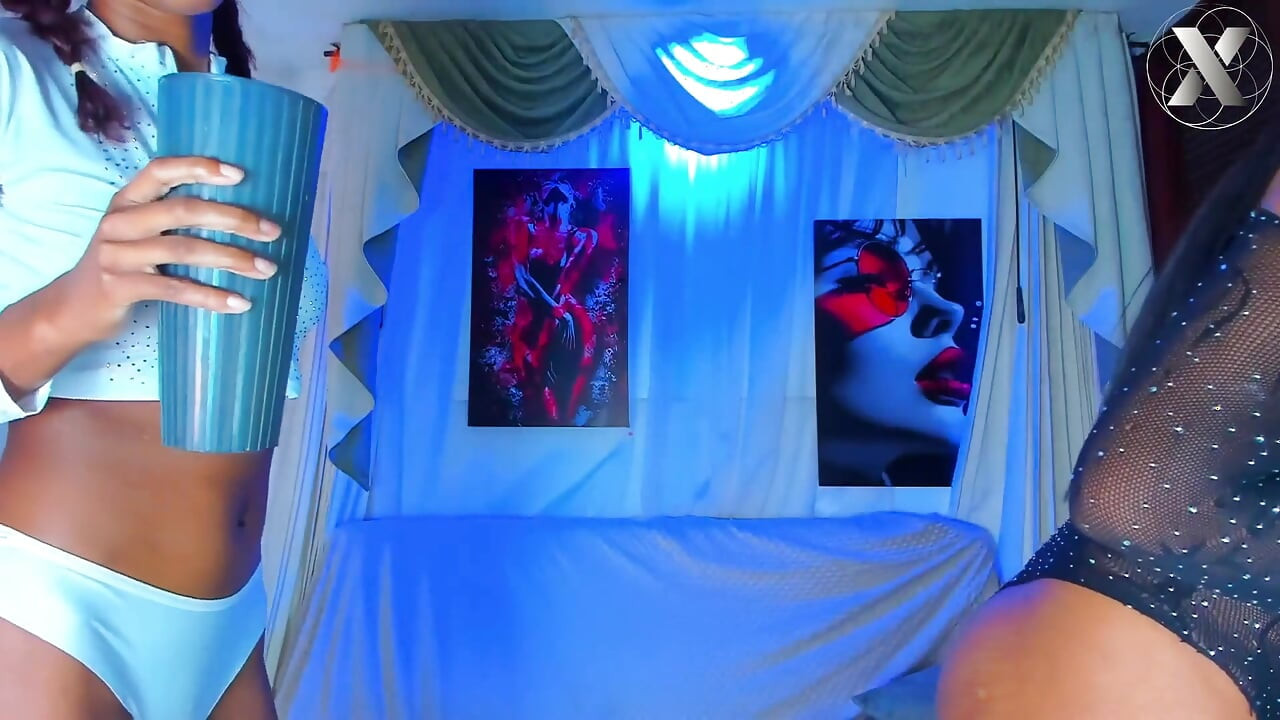 Dildo w tyłku podczas pocierania łechtaczki: Masturbacja analna z mieszanym orgazmem