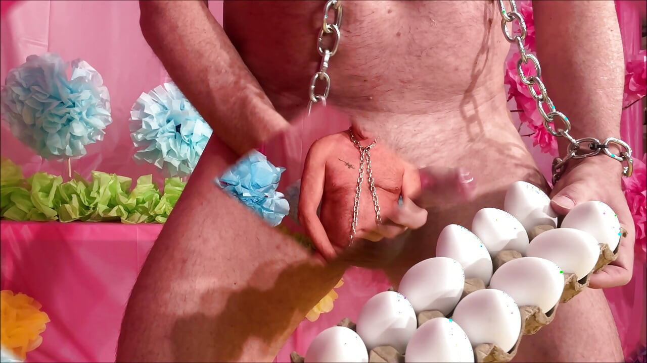 EASTER BUNNY LAYS EGGS 4 003