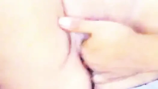 Önce sikimi emiyor, sonra elimi amına sokuyorum.