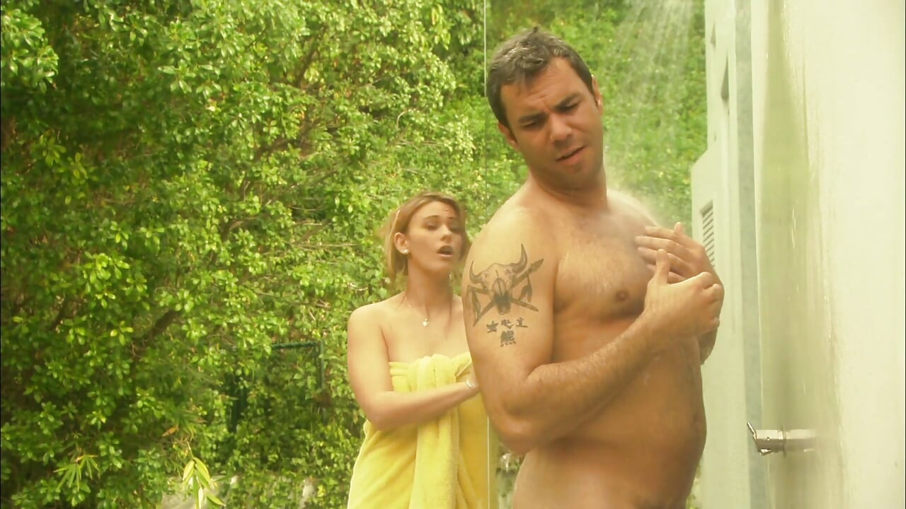 فتاة سمراء بمؤخرة موشومة تتناك في الهواء الطلق