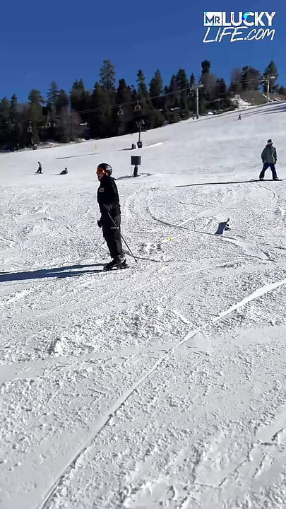 Roxie sinner jest tak gorąca, że sprawia, że śnieg topi się