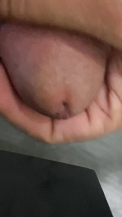 In the bathroom, there was a cock that was getting an erection, only knowing how to endure it, not having to do it