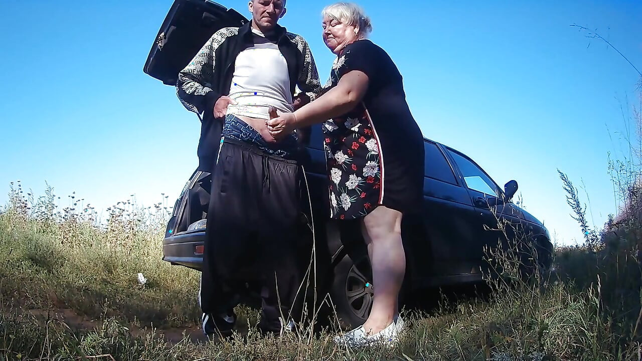 My Girlfriend Holds My Dick While I Pee and Then Gives Me a Blowjob in Outdoor