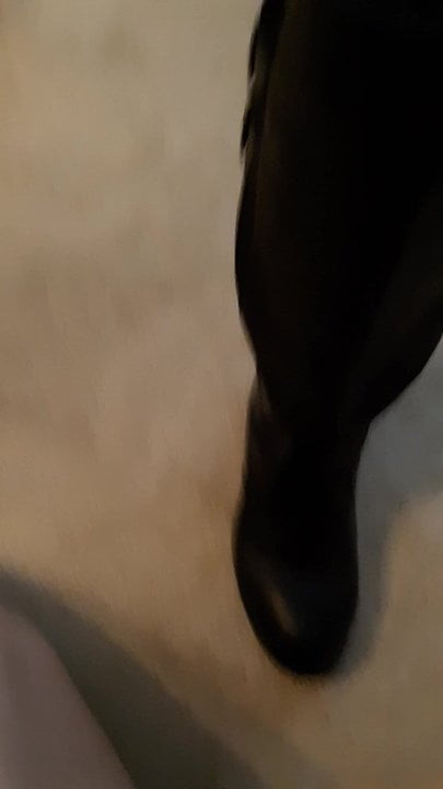 Свършване върху ботуши