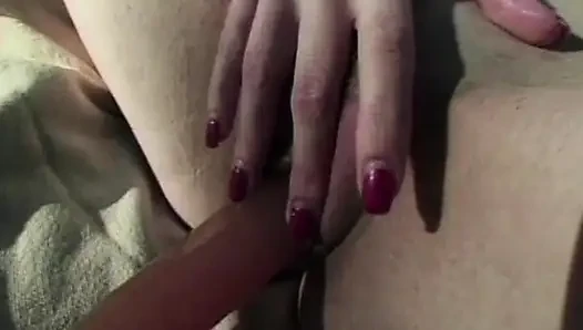 Blonde Schönheit masturbiert im Garten
