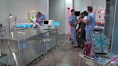 Бэтгерл показано в офисе врачей, а затем все они занимаются групповом сексом