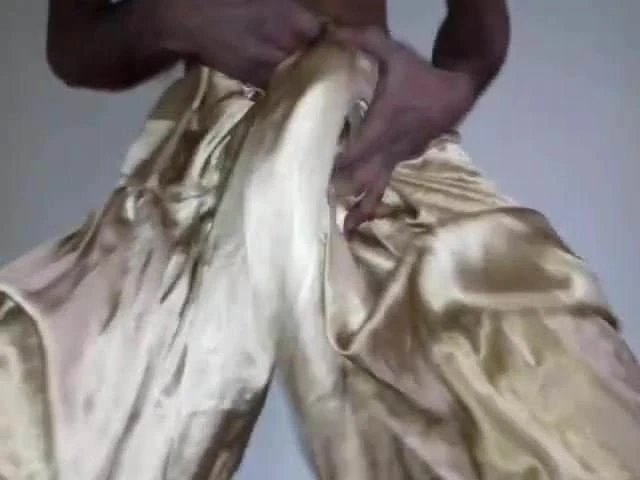 Quái vàng sa tanh salwar