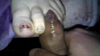 Жена дрочит ногами со спермой на пальцах ног