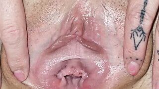 Seksowna brytyjska żona BBW z ogromnymi przekłutymi sutkami jeździ na mnie i orgazmuje na moim wielkim kutasie