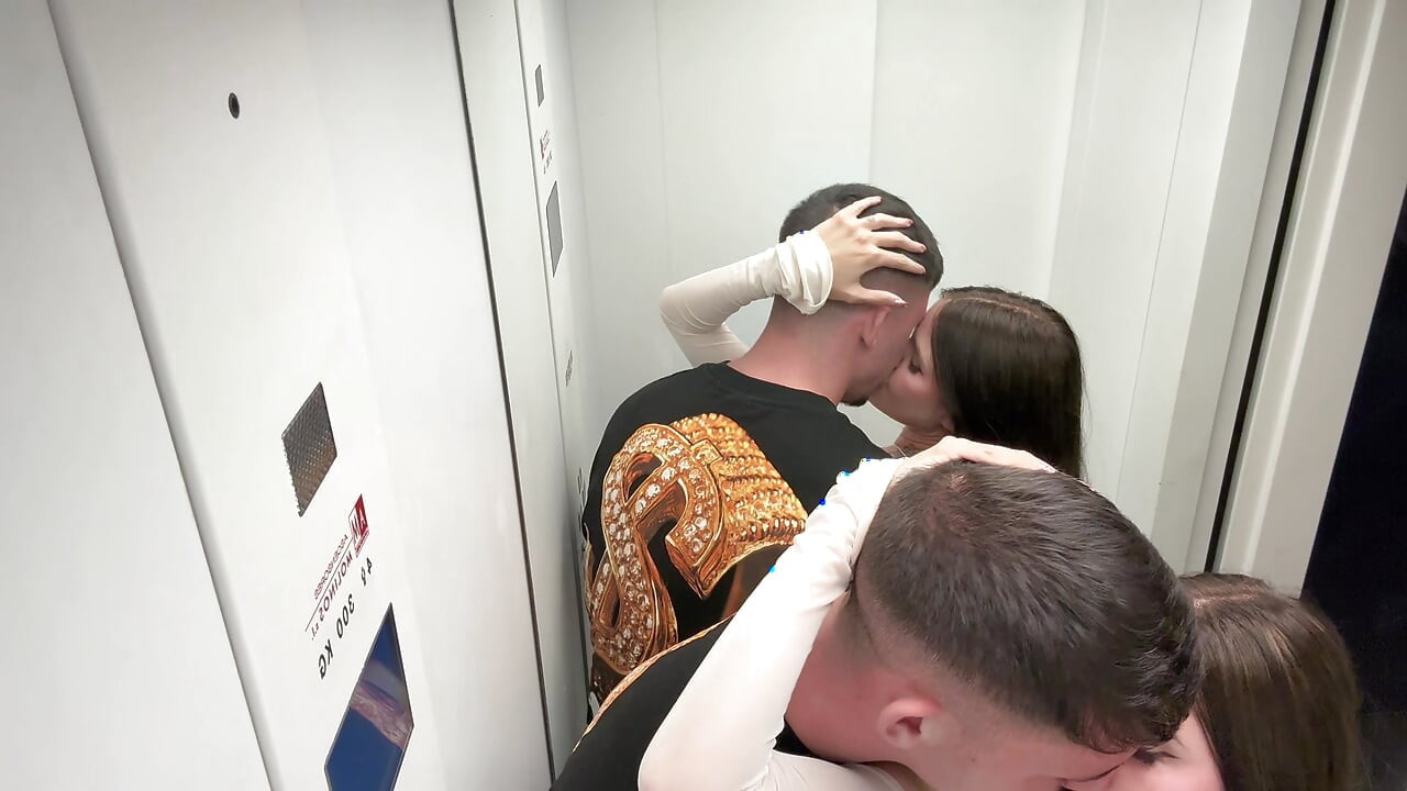 Vi knepper i elevatoren, og en nabo fanger os