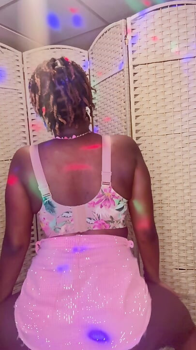blonde celebrity hiphop female rapper dancing shaking, moving, twerking ghetto ass  to new release songs music