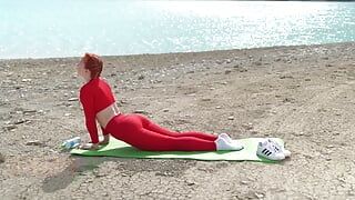 Fare yoga allungando il bellissimo lago nerby