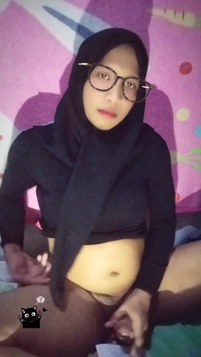 戴穆斯林头巾的女孩下班回家 |剪辑 2