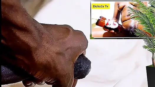 Solo-teen-masturbation beim anschauen heißer porno-fick mit flasche, genießen selbst sexuelles vergnügen bis mein hardcore sperma bekommt