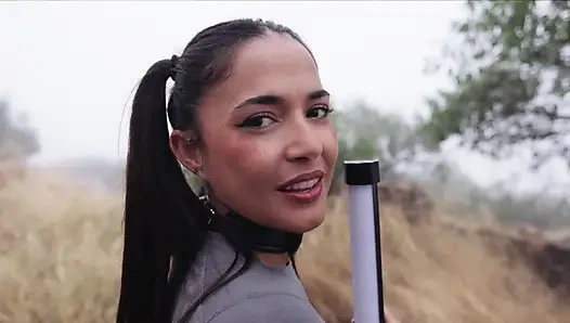 Wunderschöne spanische göttin wird arsch bestraft und für pissespiele von einem olivenhain gefesselt