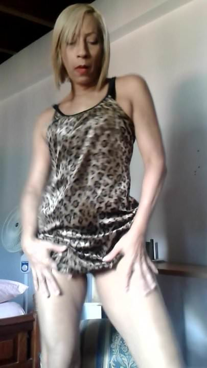 Colombian milf strips