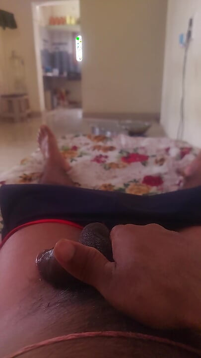 Bahut Sundar Gril Rahati  Hai Mere Parosh Me Aaj Ham Use Dekha O Kapara Dho Rahi Thi . Or Hame  bahut  Achhi lagi