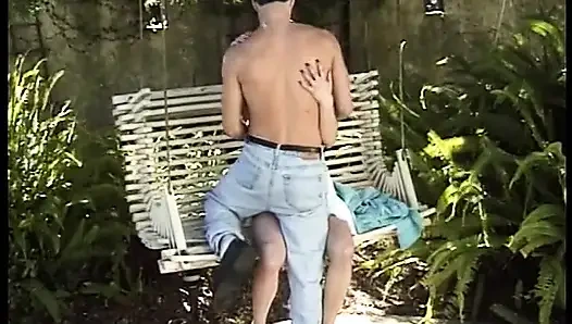 Zwei typen ficken brünette schlampe in enge löcher