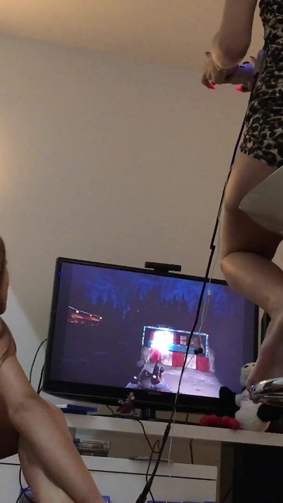 For the Halloween: Alluring, definitive Halloween treats, Sarah and Denisa play an horror game with Playstation VR