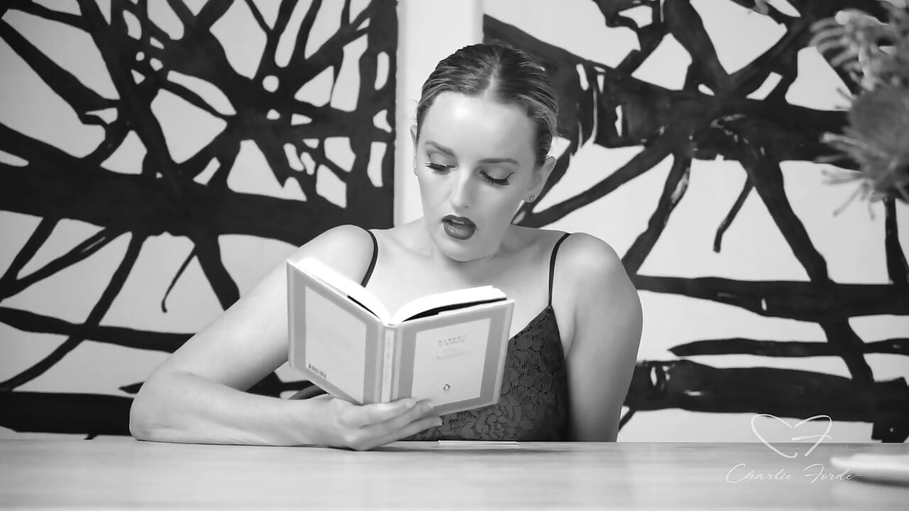 Óda na hysterickou literaturu s Charlie Forde, Amber Moore