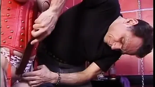 Sexy blonde fette wird an die wand gefesselt und bestraft