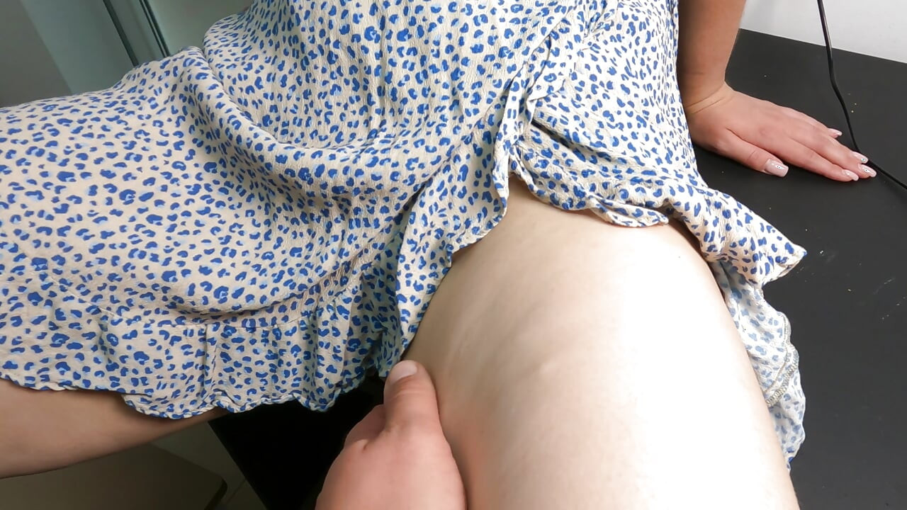 Moj novi vrtlar me jebe u garaži i svršava kad me muž nazove
