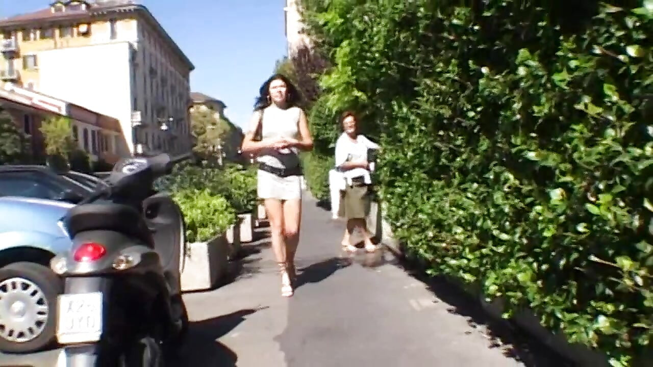 En riktig slampa visar upp sin runda röv på gatan