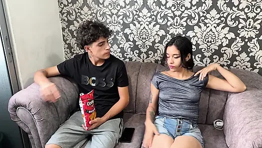 Üvey kız kardeşimi kız arkadaşımla lezbiyen seks yaparken keşfediyorum ve zengin bir üçlü seks için onlara katılıyorum.