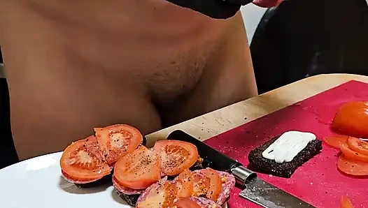 Yeni Emma'nın yemek pişirme şovu. S1e2: sarımsaklı ekmekler ve çıplak memeler.