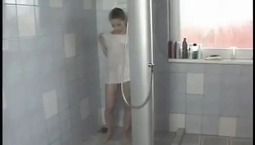 Kyra tyelar si cewek nakal lagi asik muasin memeknya pakai dildo di kamar mandi air dingin