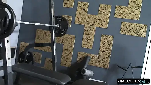 Wilder Fick im Fitnessraum mit rothaariger Schoenheit