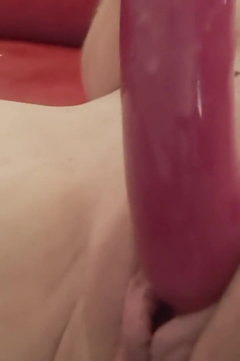 Rakaman dekat yang sengit mengongkek dildo dan memancut dua kali