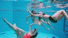 3 nahé dívky se baví ve vodě