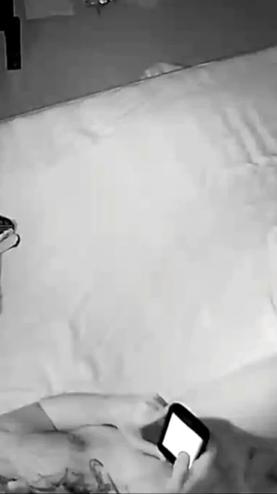 "kamuk grihini ke chehre ki chudaee, ungli ki jati hai, khilauna dala jata hai, aur choot men viry bhara jata hai aur phir khud ko khatm karne ke lie apni choot men khilaune dalta hai"