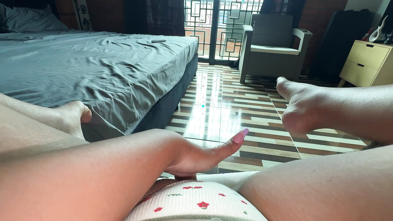 ملل في المنزل بعد موعدي مع طبيب النساء ، كنت قرنية جدا أريد أن أمارس الجنس