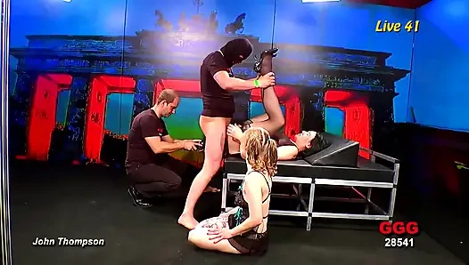 Ggg - Büyük Göğüslü Sarışın MILF Kulüpte Bir Grup Adam Tarafından Grup Tarafından Cinsel Saldırıya Uğradı - Ggg Canlı Gösteride
