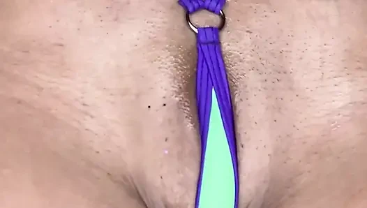 Çok seksi görünüyorum! Sulu göğüslerime 1-10 puan ve yeni oyuncağımla oynarken beni izle? Etli amcığıma puan 1-10