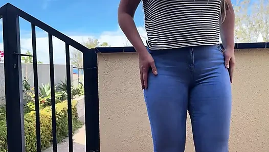 Verzweifelte jeans, pinkeln im freien