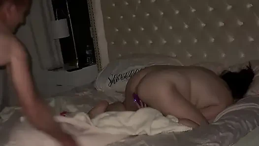 Geile milf hat ein vibrierendes spielzeug in ihrer muschi und nimmt schwanz in ihren arsch