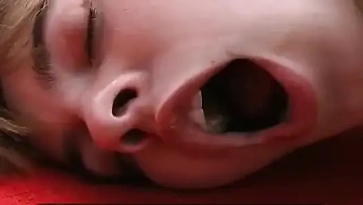 Bu amcığıyla oynamayı seven Almanya'dan amatör bebek