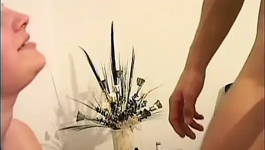 Cewek semok rambut cokelat dientot habis-habisan sama kontol besar