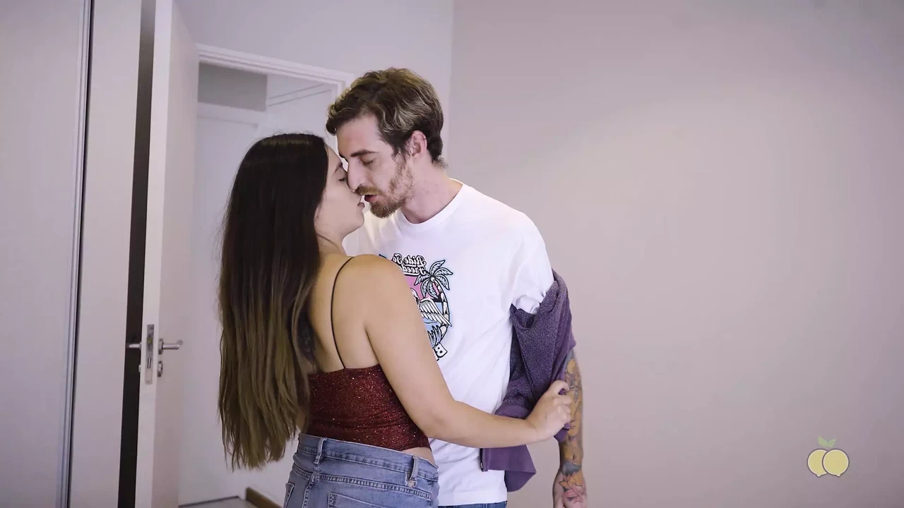 他得到一个大奶油派并吃它。Ft SilverStar7和NoinThomas