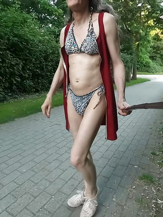 거리에서 정액을 가지고 공원에서 걷기