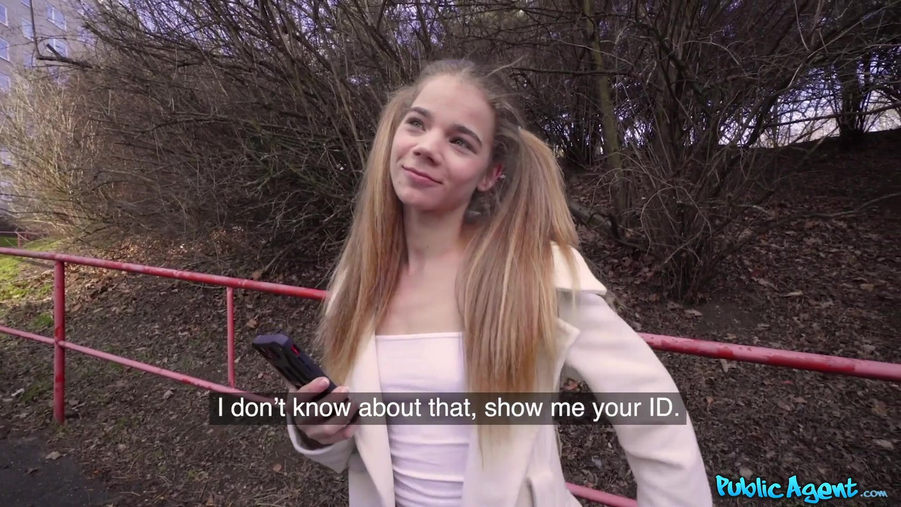 Public Agent - 娇小的西班牙18岁少女，阴户流白浆，身材苗条，在大学数学上遇到了麻烦