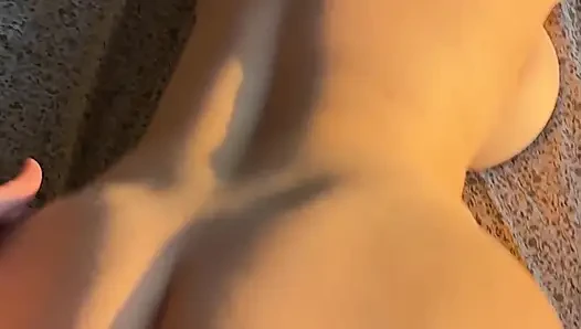 Berbagi ranjang sama adik tiriku yang pantat montok berubah jadi seks gairah - pov