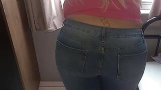 Моя большая задница в новых сексуальных джинсовых штанах